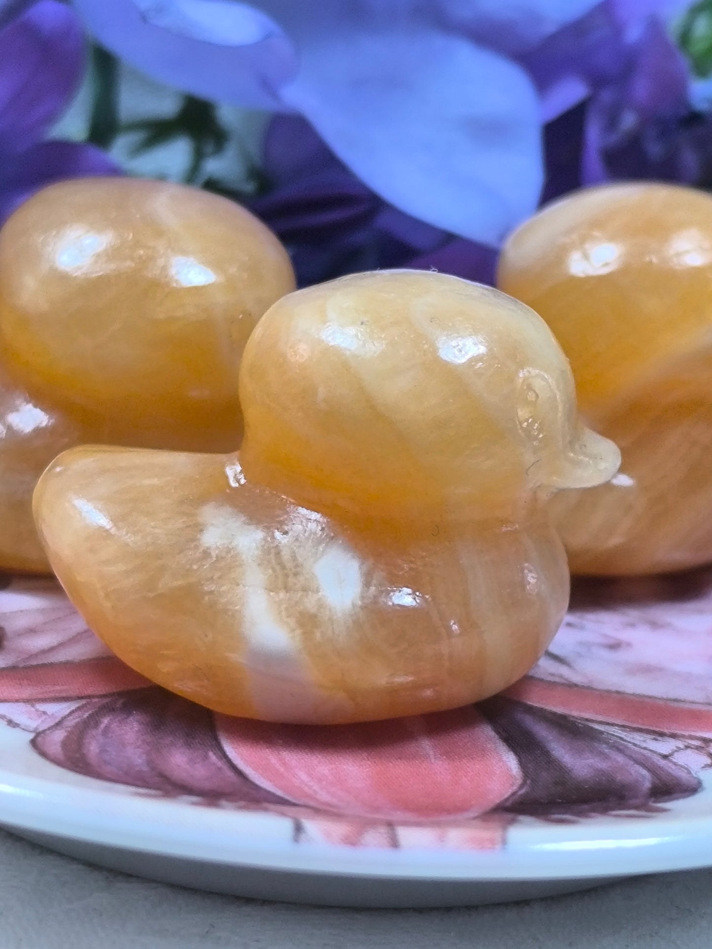 Yellow calcite ducks