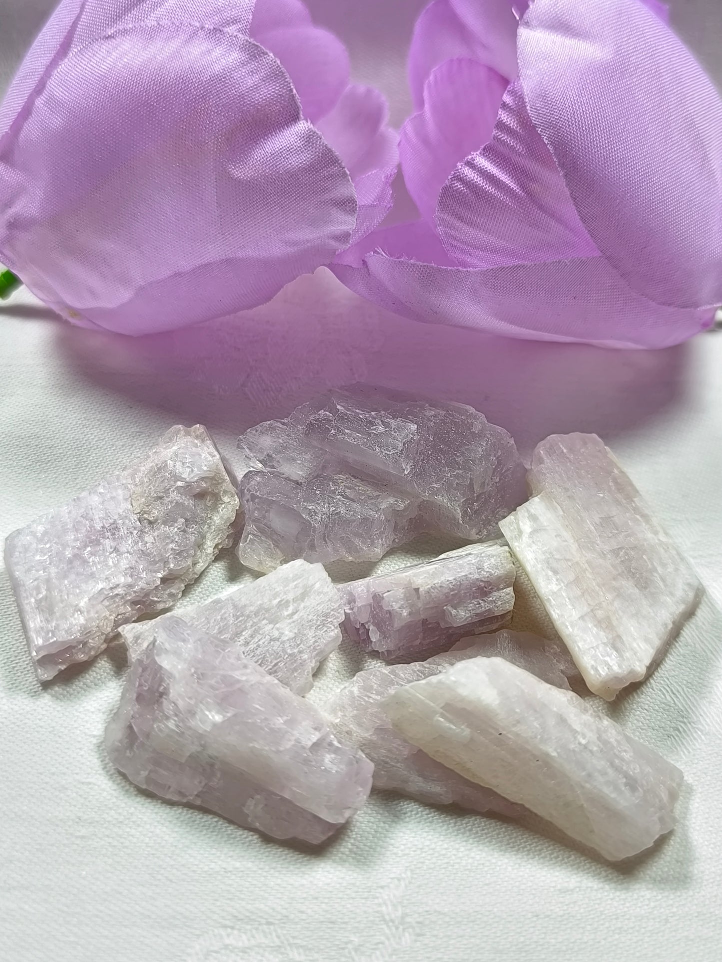 Raw kunzite pieces