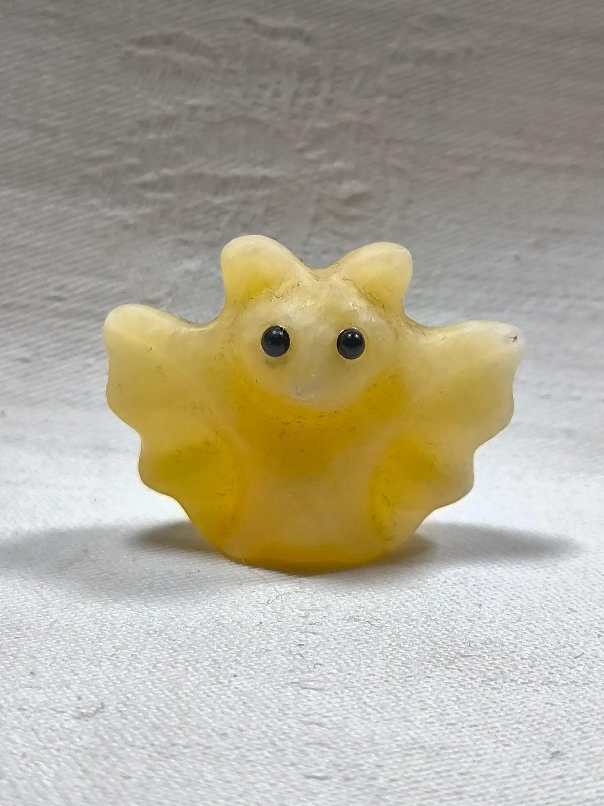 Yellow calcite bats