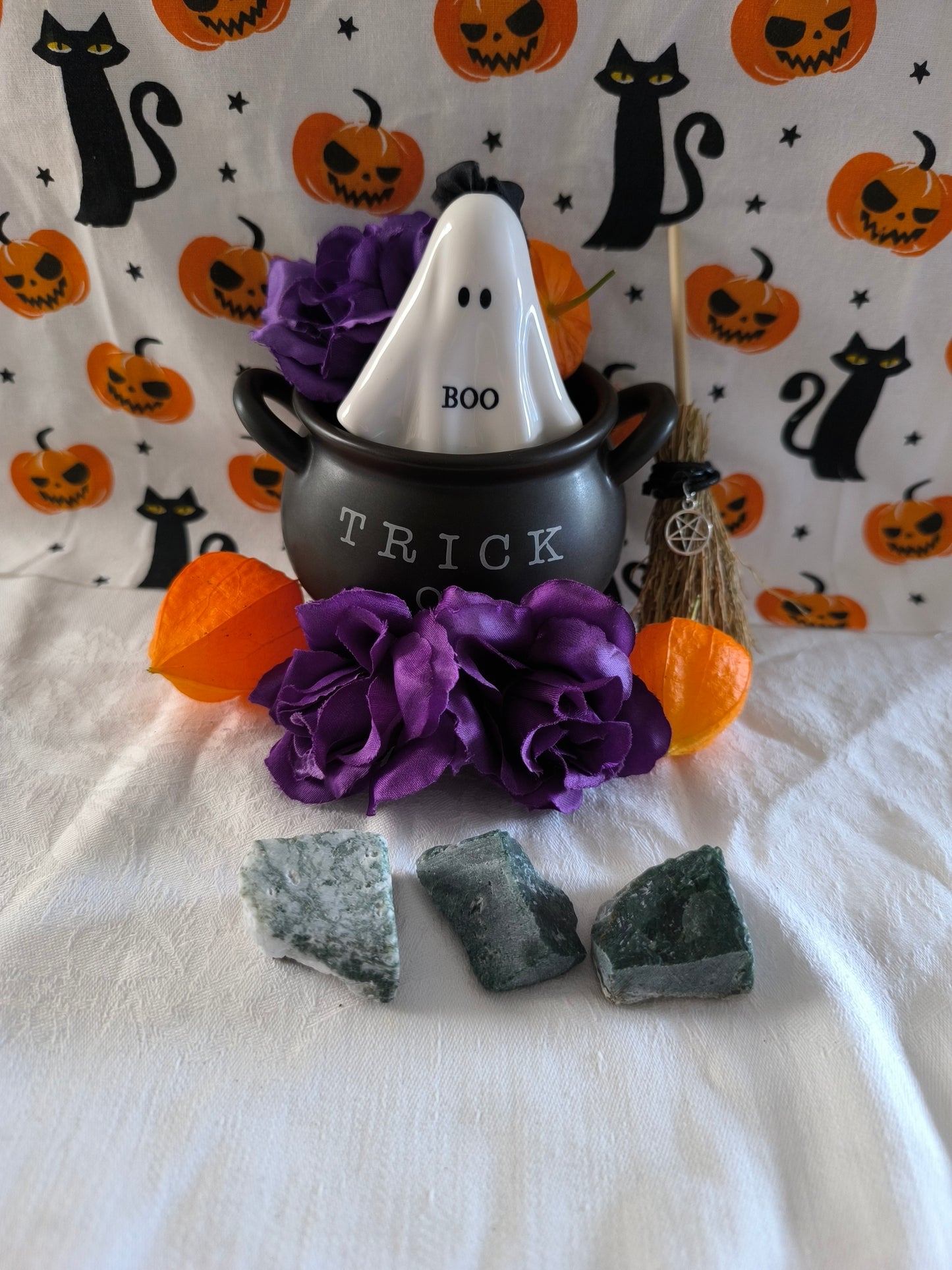 Raw moss agate pieces
