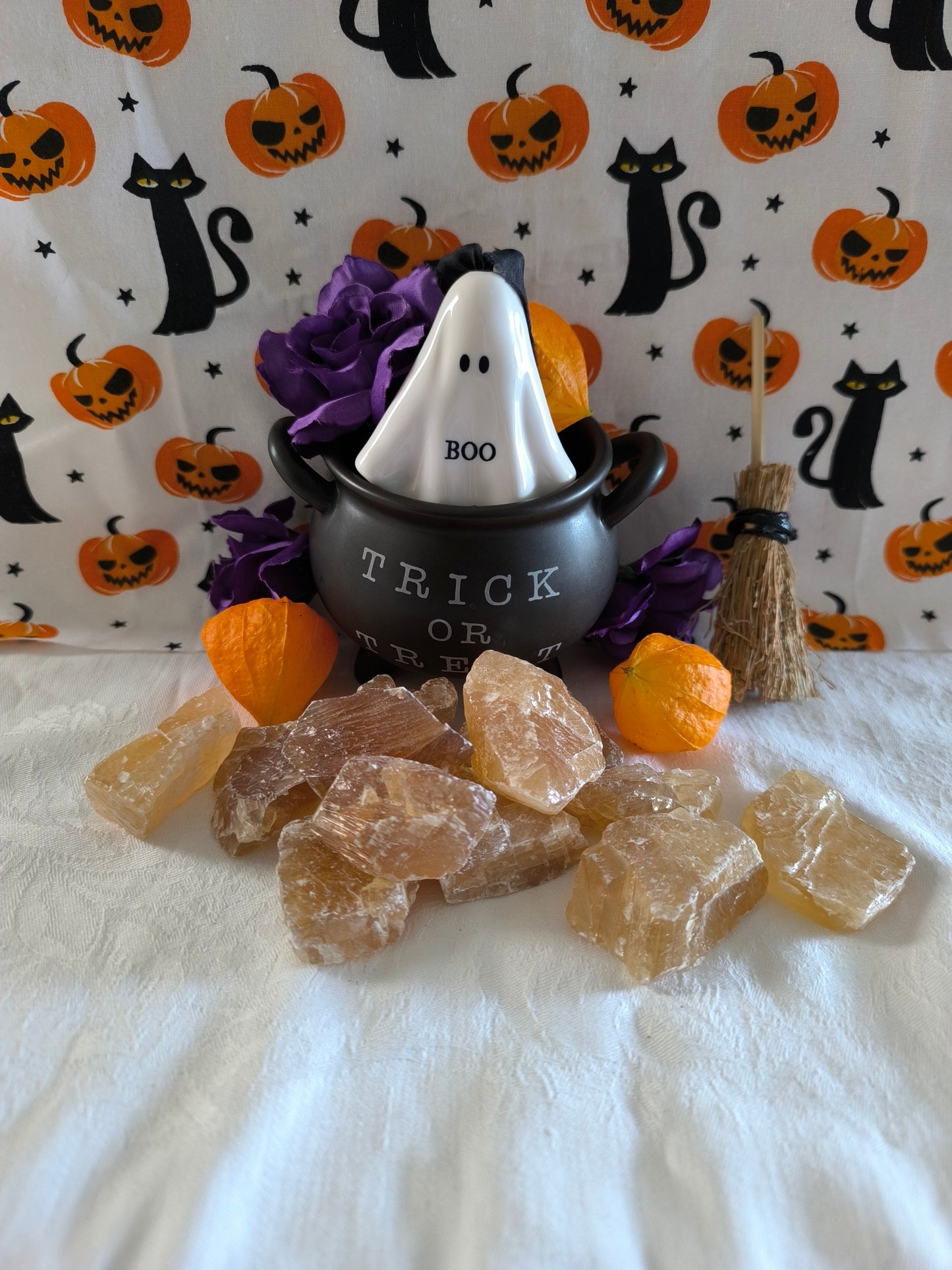 Raw mexican honey calcite