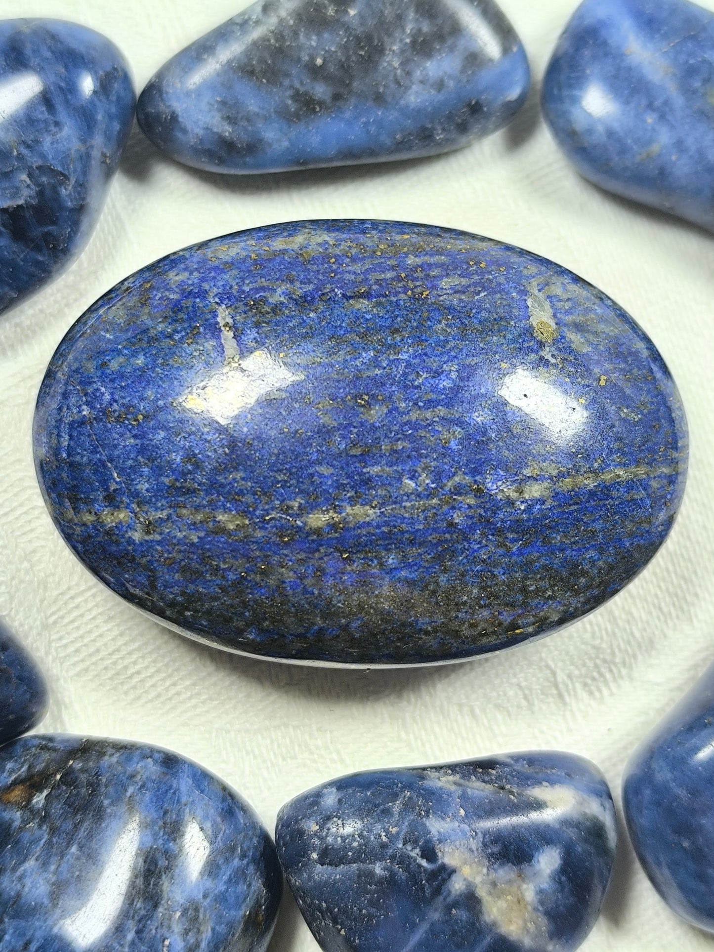 Lapis lazuli palm stone