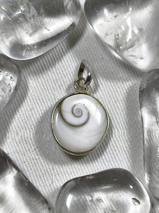 Preloved sterling silver shiva shell pendant