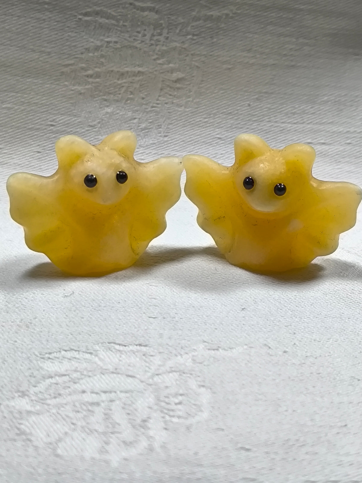 Yellow calcite bats