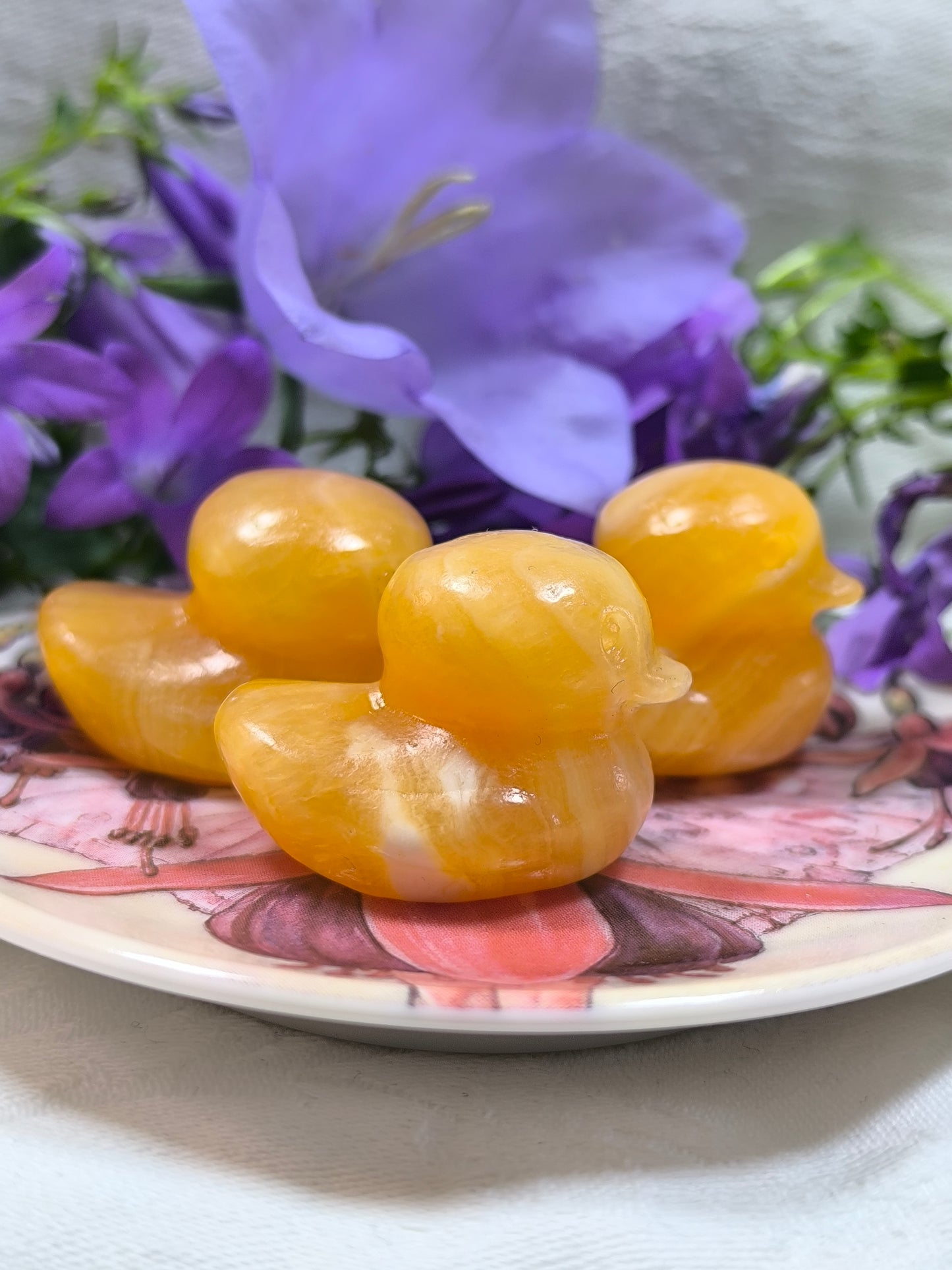 Yellow calcite ducks